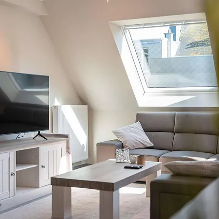 Apartment Beautiful And Ideally Located 3br *